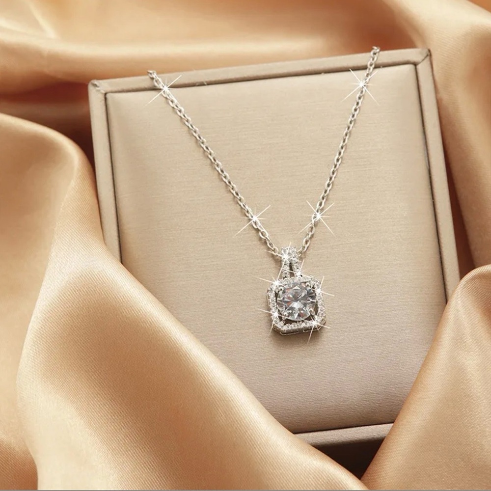 Fashion Jewelry Silver Sparkling Pendant Necklace